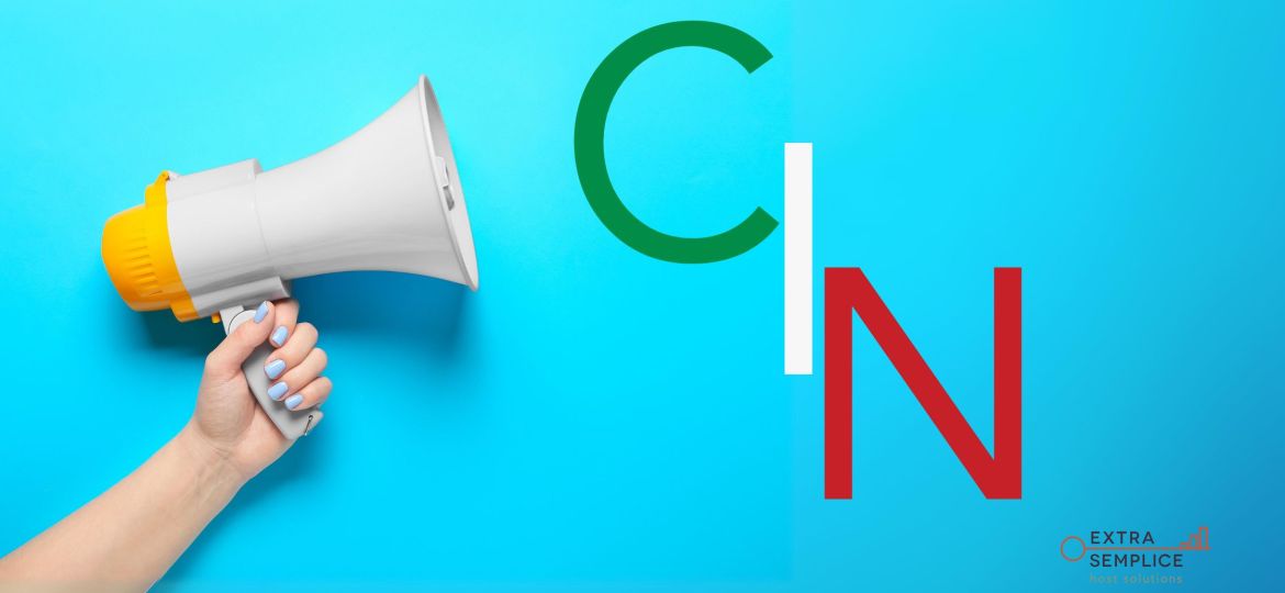 Sulla destra c'è la scritta "CIN" in maiuscolo che sta per " Codice Identificativo Nazionale ". La "C" è in verde, la "I" in bianco e la "N" in rosso. La scritta è su sfondo azzurro italiano e c'è sulla sinistra un megafono a simboleggiare il lancio di una notizia. Logo extrasemplice in basso a destra